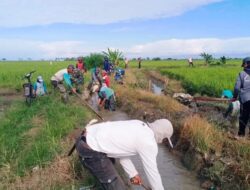 Dukung kesejahteraan petani melalui pembersihan irigasi, Babinsa Kodim 1420-07/Baranti Bersama Warga Bersihkan Saluran Irigasi