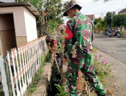 Babinsa Koramil 1420-02/Tellu Limpoe gandeng warga karya Bhakti bersihkan saluran irigasi