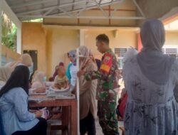 Babinsa Ramil 1420-03/Maritengngae Kawal Pemeriksaan Kesehatan Gratis di Maritenggae