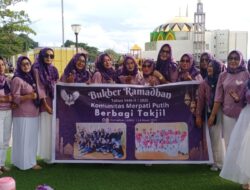 Komunitas Merpati Putih Berbagi Takjil untuk Tukang Becak dan Tukang Parkir di Parepare