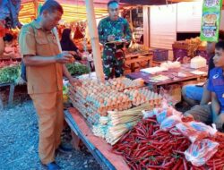 Babinsa Koramil 1420-01/Panca Lautang Awasi Harga Sembako di Pasar Sentral Bilokka