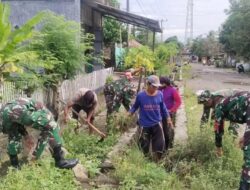 Koramil 1420-06/Panca Rijang Bersihkan Saluran Air Bersama Warga