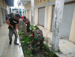 Koramil1420-04/Watang Pulu Bersama Warga Lakukan Pembersihan Pasar