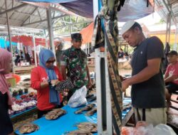 Babinsa Desa Compong Jaga Stabilitas Harga di Pasar Lokal