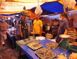 Babinsa Rappang Pantau Harga Bahan Pokok di Pasar Sentral, Harga Relatif Stabil