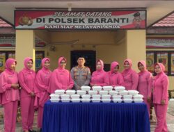 Polsek Baranti Hadirkan Takjil Untuk Masyarakat di Jalan Raya