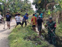 Babinsa Koramil 1420-07Baranti Bersama Warga Bersihkan Saluran Air