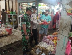 Babinsa Ramil 1420-05/Dua Pitue dan Bhabinkamtibmas Pantau Harga Bahan Pokok di Pasar Sentral Tanru Tedong