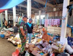 Babinsa Pantau Harga dan Ketersediaan Bahan Pokok di Pasar Compong yang Ramai Pasca Lebaran