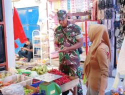 Babinsa Koramil 1420-02/Tellu Limpoe Laksanakan Pemantauan Harga dan Ketersediaan Bahan Pokok di Pasar Sentral Amparita