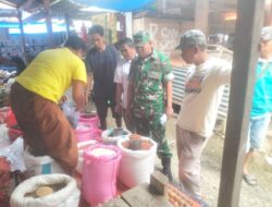 Pemantauan Harga Sembako oleh Babinsa Kodim 1420/Sidrap di Pasar Bila