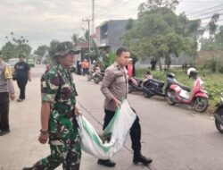 Babinsa Koramil 1420-04/Watang Pulu Bersama Polsek Watang Pulu Bersinergi untuk lingkungan yang lebih bersih