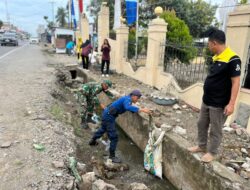 Koramil 1420-05/Dua Pitue Gelar Karya Bhakti Pembersihan Drainase di Kelurahan Anabanua