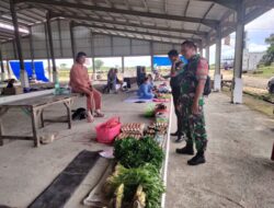 Babinsa Koramil 1420-04 Wattang Pulu Awasi Harga Sembako di Pasar Batu Lappa