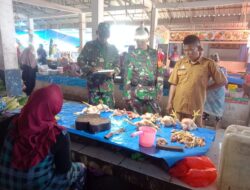 Babinsa Koramil 1420-01/Panca Lautang Pantau Harga dan Ketersediaan Bahan Pokok di Pasar Bilokka