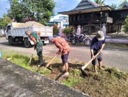 Babinsa Koramil-04/Watang Pulu Gotong-royong Bersama Warga Bersihkan Saluran air