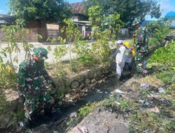 Serma Afsalul Rahman (Babinsa Koramil 1420-05/Dua Pitue) bersama Petani gelar karya Bhakti.