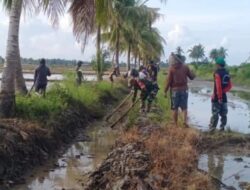 Maksimalkan fungsi Irigasi, Koramil 1420-02/Tellu Limpoe gelar karya bakti bersama para kelompok tani.