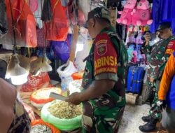 Babinsa Pantau Stabilitas Harga dan Ketersediaan Bahan Pokok di Pasar Sentral Pangkajene