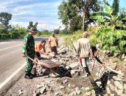 Babinsa Koramil 1420-04/Watang Pulu bantu Warga perbaiki saluran air.