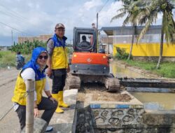 Pengerukan Sampah di Saluran Sekunder dan Pembuangan Salobukkan, Kepala UPT Bulucenrana Turun Langsung Pimpin Aksi