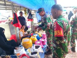 Anggota Koramil Tellu Limpoe Pantau Harga Sembako di Pasar Sentral Amparita