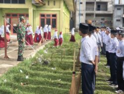 Personel Koramil 1420-05/Dua Pitue Bersama Pesantren dan Warga Gelar Aksi Jumat Bersih di Pitu Riawa