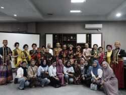 Usai Upacara Hardiknas, Bupati Sidrap Ajak Siswa Berprestasi ke Ruang Kerjanya