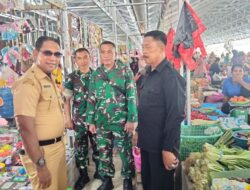 Babinsa Ramil 1420-04/Watang Pulu Pantau Harga Bahan Pokok di Pasar Lawawoi, Sidrap