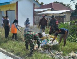 Anggota Ramil 1420-07/Baranti karya bakti pembersihan di Pasar Sentra Baranti