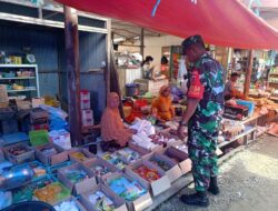 Kunjungi Pasar, Babinsa Koramil 1420-03/Maritengngae Cek Ketersediaan dan Harga Sembako