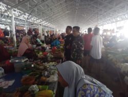 Pastikan Stabilitas Harga, Babinsa Kelurahan Arawa Aktif Pantau Pasar Lawawoi