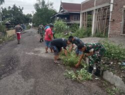 MANFAATKAN HARI LIBUR, BABINSA AJAK WARGA BERSIHKAN PARIT