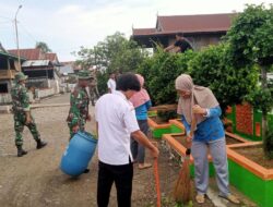 Wujudkan Lingkungan Bersih, Babinsa Koramil 1420-02/Tellu Limpoe Ajak Warga Kerja Bakti