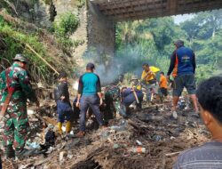 Babinsa Ajak Warga Bersihkan Bantaran Sungai, Cegah Banjir Pada Saat Musim Hujan