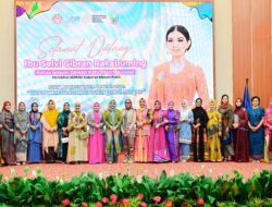 Kenakan Gaun Karya Lokal, Ketua Dekranasda Sidrap Curi Perhatian di Fashion Show Wastra Daerah