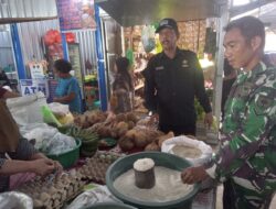 Jelang Idul Adha, Babinsa Sertu Aris Suwandi Turun ke Pasar Lawawoi: Pastikan Harga Stabil, Warga Tenang Sambut Lebaran