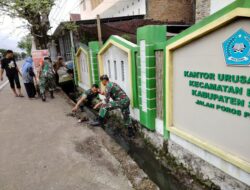 Anggota Koramil 1420-07/Baranti bersama Staf dan Warga sekitar, bersihkan sekitaran Kantor Urusan Agama