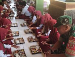 Babinsa Koramil 1420-04/Watang Pulu Dampingi Pendistribusian Makan Bergizi Gratis