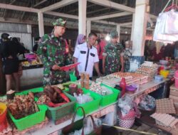 Pastikan Harga Stabil dan Stok Barang Tersedia, Babinsa Pantau Pasar Bilokka Pasca Lebaran