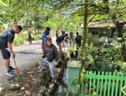 Antisipasi Banjir Dan Wabah Penyakit, Anggota Kodim 1420/Sidrap Ajak Warga Bersihkan Saluran Air