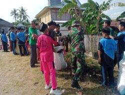 Cegah Banjir dan Wabah Penyakit, Babinsa Desa Polewali Bersama Warga Bersihkan Saluran Air