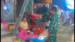 Cek Harga Sembako Di Pasar Tradisional, Babinsa Pastikan Harga Sesuai Ketentuan Pemerintah