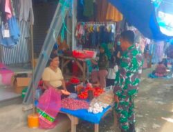 Cek Harga Sembako Di Pasar Tradisional, Babinsa Pastikan Harga Sesuai Ketentuan Pemerintah