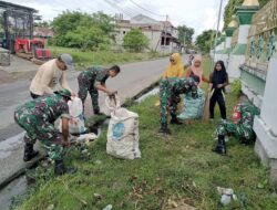 Babinsa Koramil 1420-03/Maritengngae Kerja Bakti Bersihkan Saluran Air Tersumbat