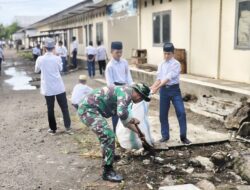 Jaga Pasar Tetap Bersih, Babinsa Koramil 1420-05/Dua Pitue Bersama Siswa Sekolah Gelar Kerja Bakti