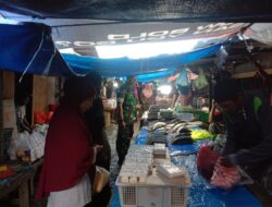 Babinsa Tellu Limpoe Sisir Pasar Amparita, Pastikan Harga Sembako Stabil dan Aman untuk Warga