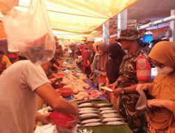 Babinsa Sertu Alimuddin Sisir Pasar Rappang: Jaga Stabilitas Harga, Dengarkan Suara Pedagang
