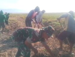 Babinsa Koramil 1420-1/Panca Lautang Gotong Royong Bersihkan Saluran Air,  Dukung Kelancaran Irigasi Persawahan