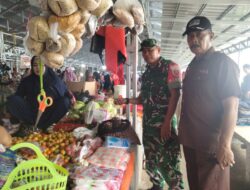 Babinsa Watang Pulu Cek Harga Bahan Pokok di Pasar Lawawoi, Pastikan Stabil dan Aman untuk Warga